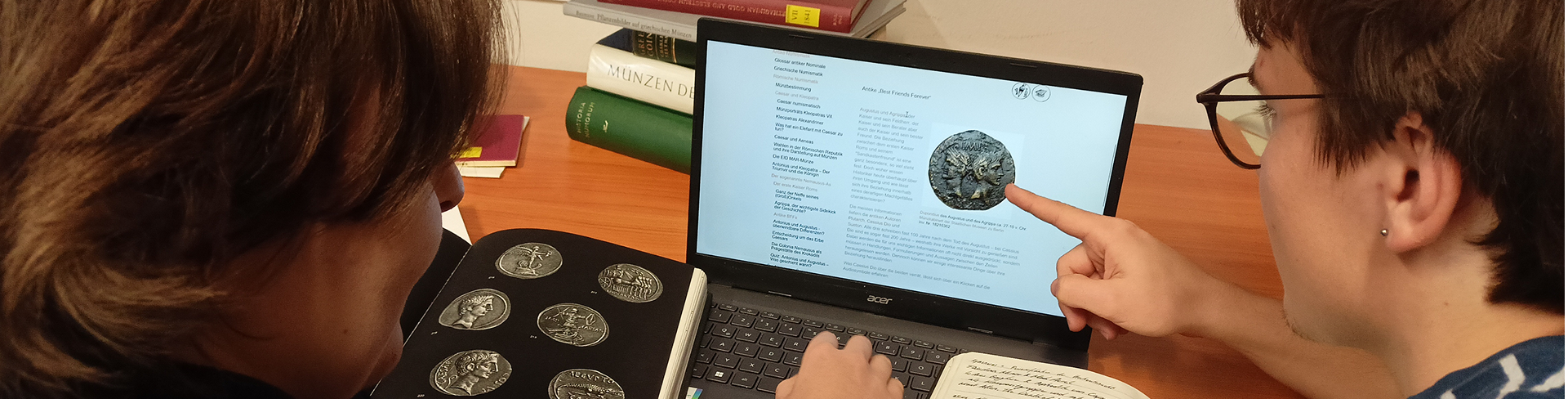 Eine Hand tippt auf einem Laptop.