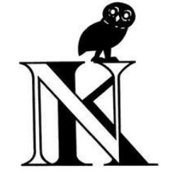 Ein stilisierter schwarzer Buchstabe N mit einer illustrierten Eule, die in der oberen rechten Ecke thront. Das Design ist einfach und monochrom.